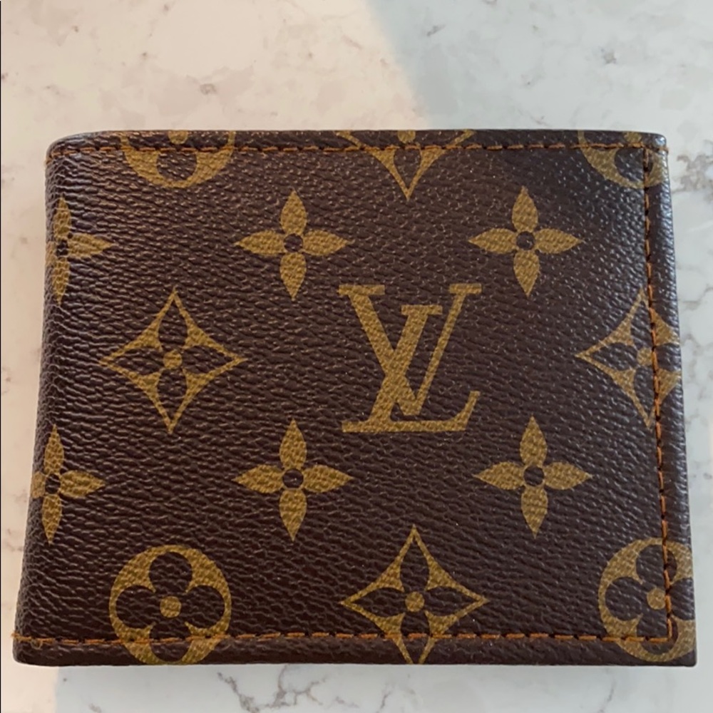 NOT AUTHENTIC Louis Vuitton look alike wallet